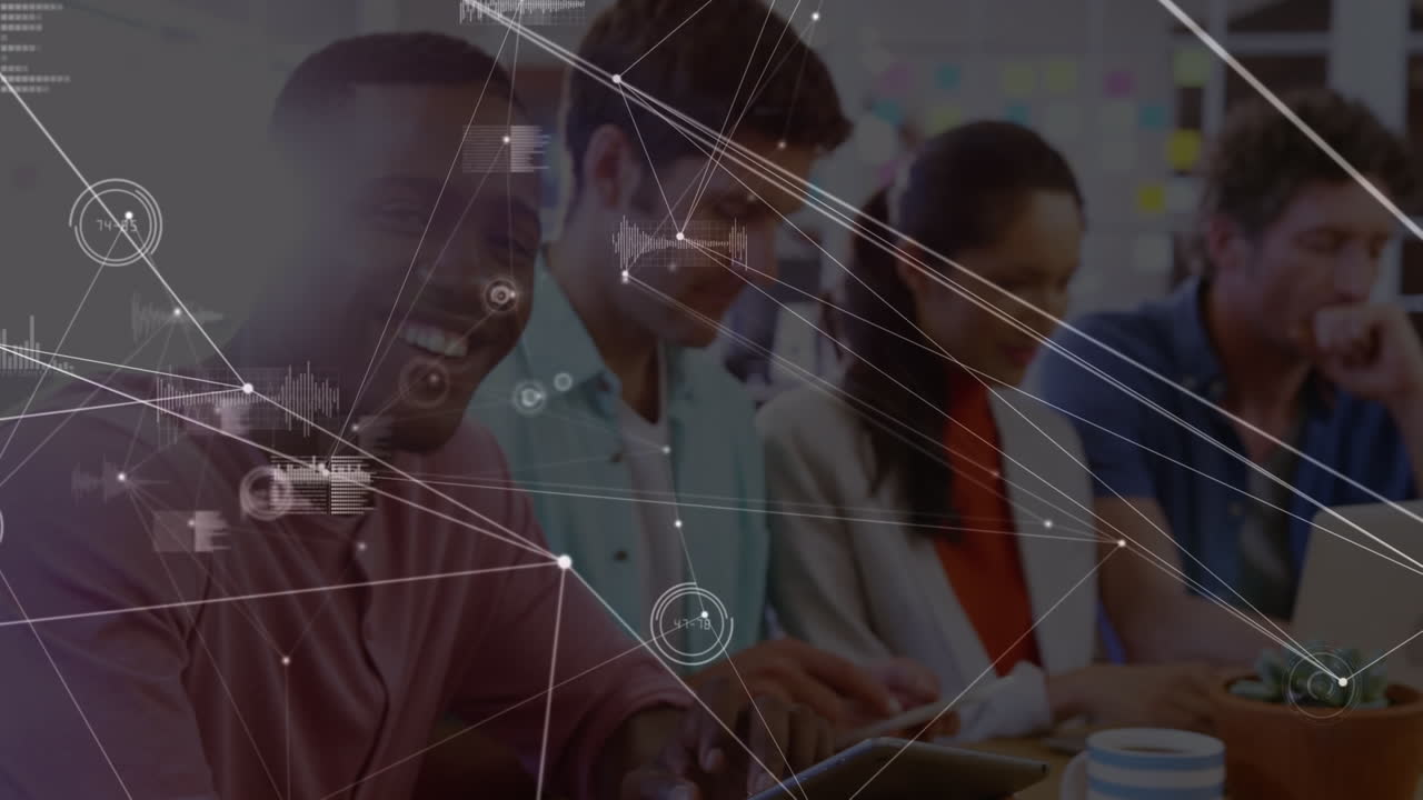 행복한 다양한 여성과 남성 동료 직원 간의 연결 네트워크의 활성화