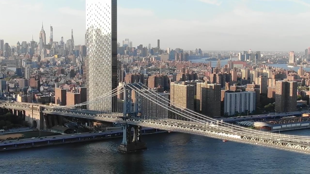 Vue du pont de Manhattan avec la ligne d'horizon de New York en arrière-plan