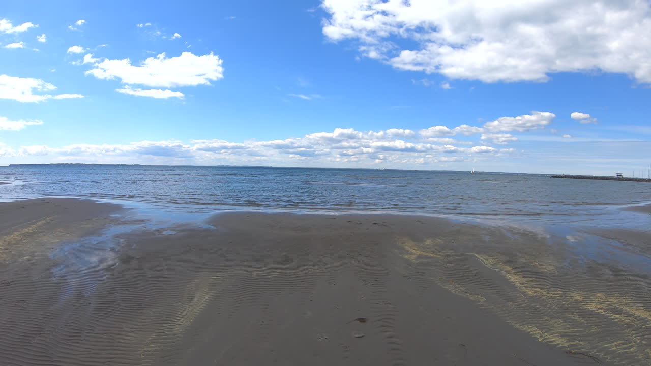 275 천천히 해변을 향해 움직입니다.