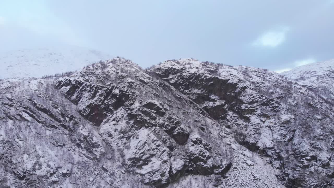 스칸디나비아 스칸디나비아의 눈 덮힌 산 능선 - 공중 와이드 샷