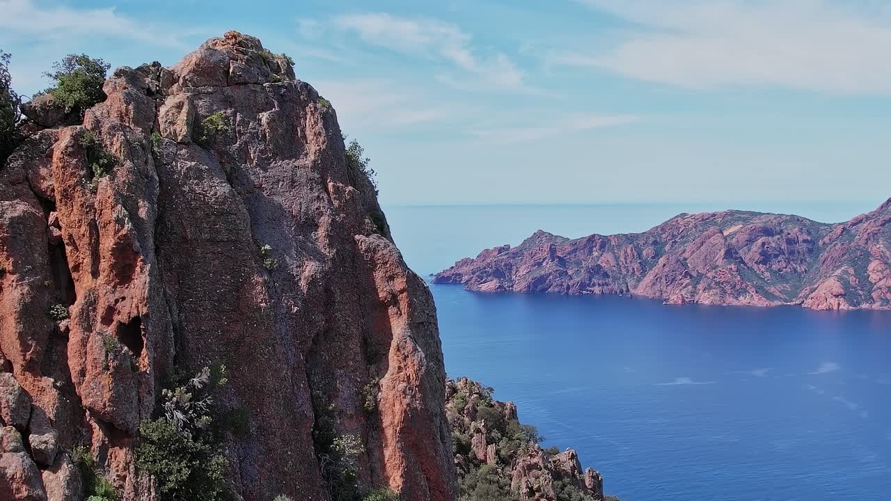 Vista della costa e delle scogliere rocciose della Corsica con tempo sereno