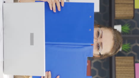 video vertical de una mujer de negocios alegre trabajando en archivos.