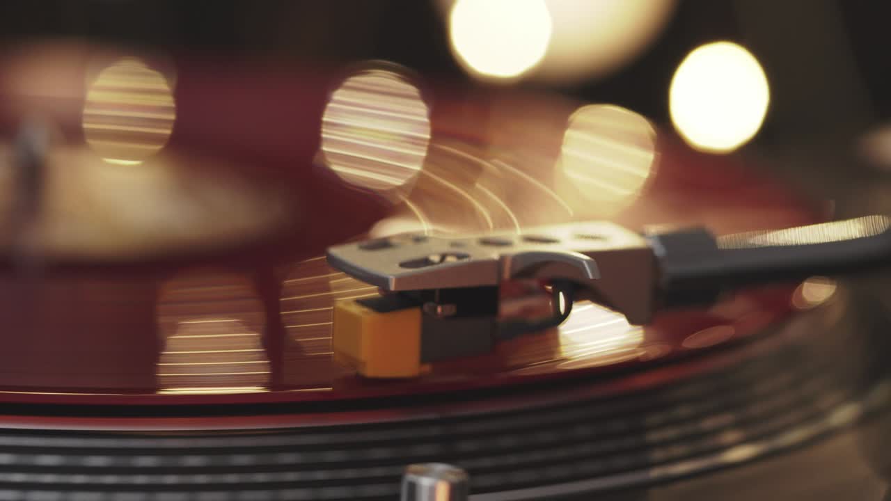 슬라이드 턴테이블 비닐 레코드 플레이어: 그라모폰, 토크 플레이트, 클로즈업 라이트 배경, 밝은 조명, 디제이 턴 테이블 레코드 플레이어로 비닐 레코드를 클로즈 업, 인기 있는 디스코 트렌드, 70년대, 80년대, 90년대