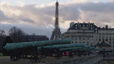 Kanonen-Im-Armeemuseum-Mit-Eiffelturm-Im-Hintergrund