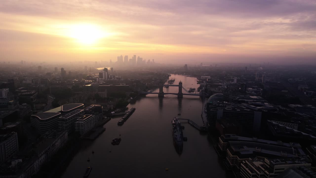 템스 강, 런던, 영국, 일몰에 있는 장엄한 타워 브리지의 새의 공중 드론 보기