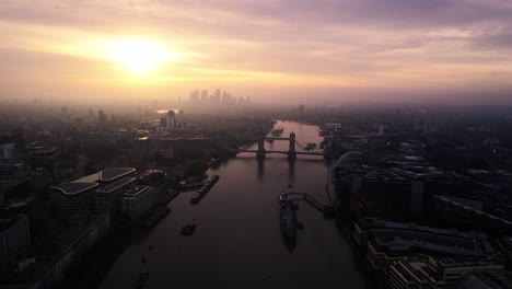 Vista-Aérea-De-Pájaro-Del-Majestuoso-Puente-De-La-Torre-En-El-Río-Támesis,-Londres,-Reino-Unido,-Puesta-De-Sol