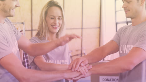 Animación-De-Voluntarios-Caucásicos-Sonrientes-Formando-Equipo