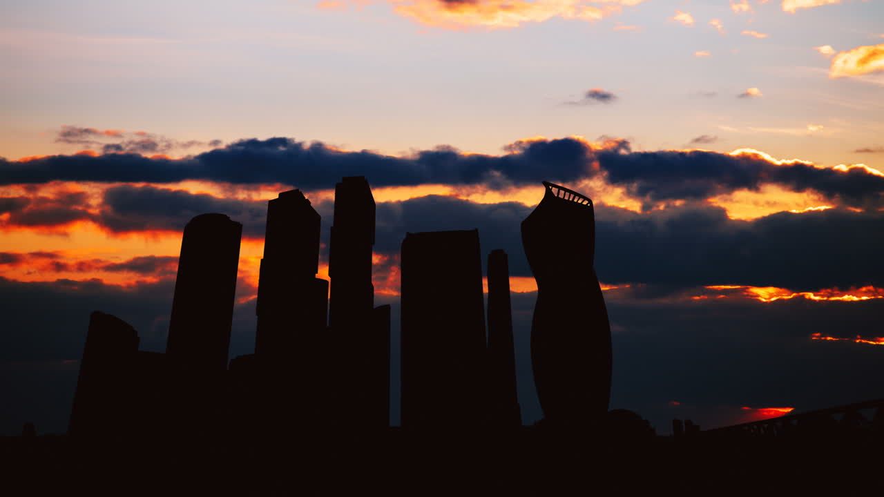 El horizonte de la ciudad al atardecer