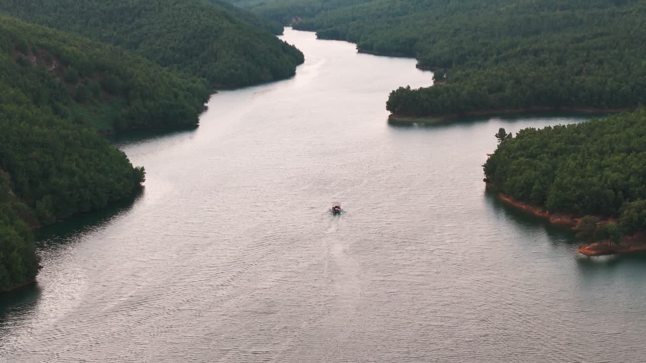 알바니아 의 경치 좋은 산 계곡 강 에 있는 작은 관광 보트 의 공중 사진