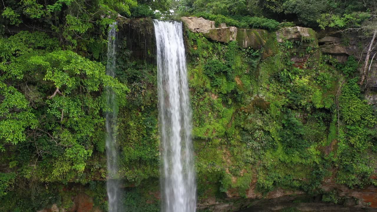 toma aérea de la cascada misol-há en méxico, vista ascendente de la hermosa cascada