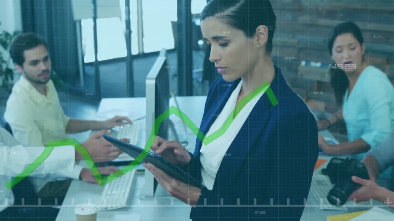 animazione dell'elaborazione dei dati contro una donna caucasica che sorride mentre usa il tablet digitale in ufficio