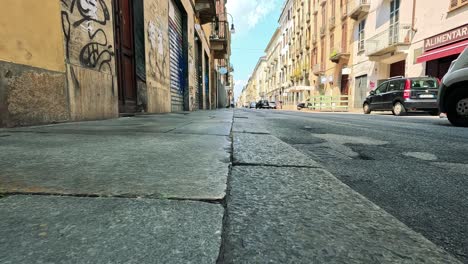 sendero vacío y calle con vehículos que pasan