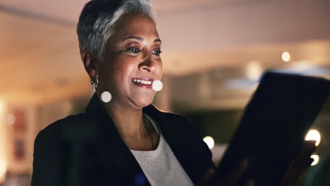 Mujer-De-Negocios,-Gerente-Y-Tableta-Por-La-Noche