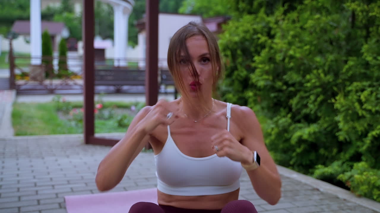 야외에서 복부 운동을 하는 여자