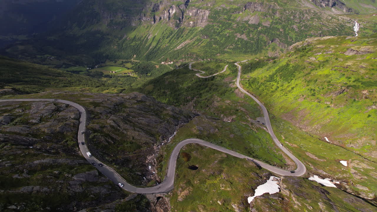 viaje por carretera a través de montañas y colinas hacia geirangerfjord en la región de geiranger en noruega, vista aérea