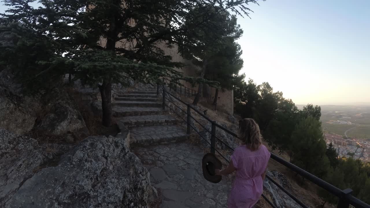 castillo de jaen, españa castillo de jaen volando y tomas terrestres desde este castillo medieval en una tarde de verano, tambien muestra la ciudad de jaen hecha con un drone y una camara de accion a 4k 24fps usando filtros nd-14