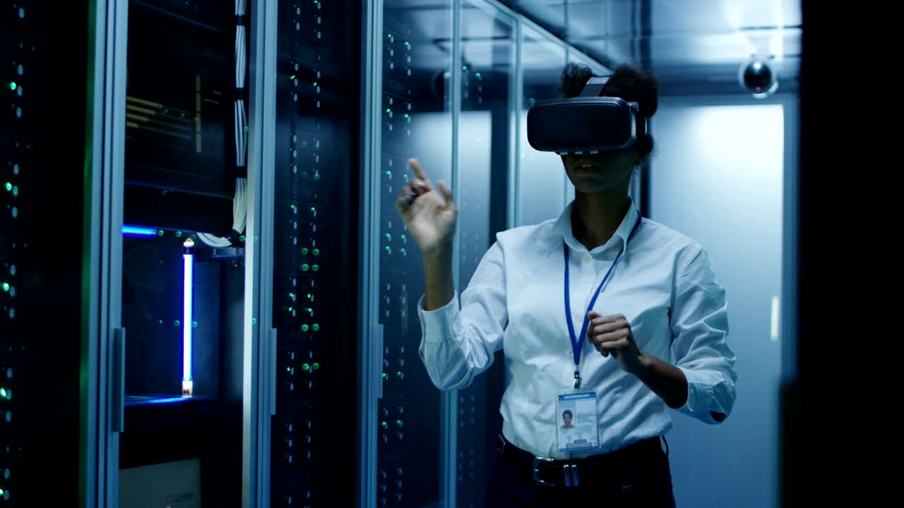 técnico trabaja en un centro de datos usando un auricular vr