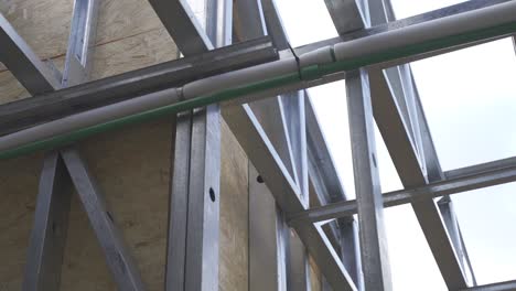 primer plano de la estructura de acero en el sitio de construcción de la casa, tiro arriba