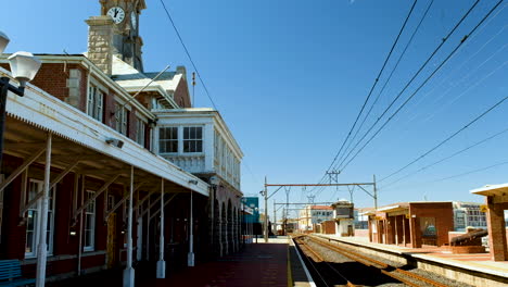 Camine-A-Lo-Largo-De-La-Plataforma-De-La-Estación-De-Tren-Muizenberg-Desierta