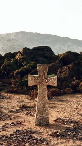 cruz de piedra en el desierto