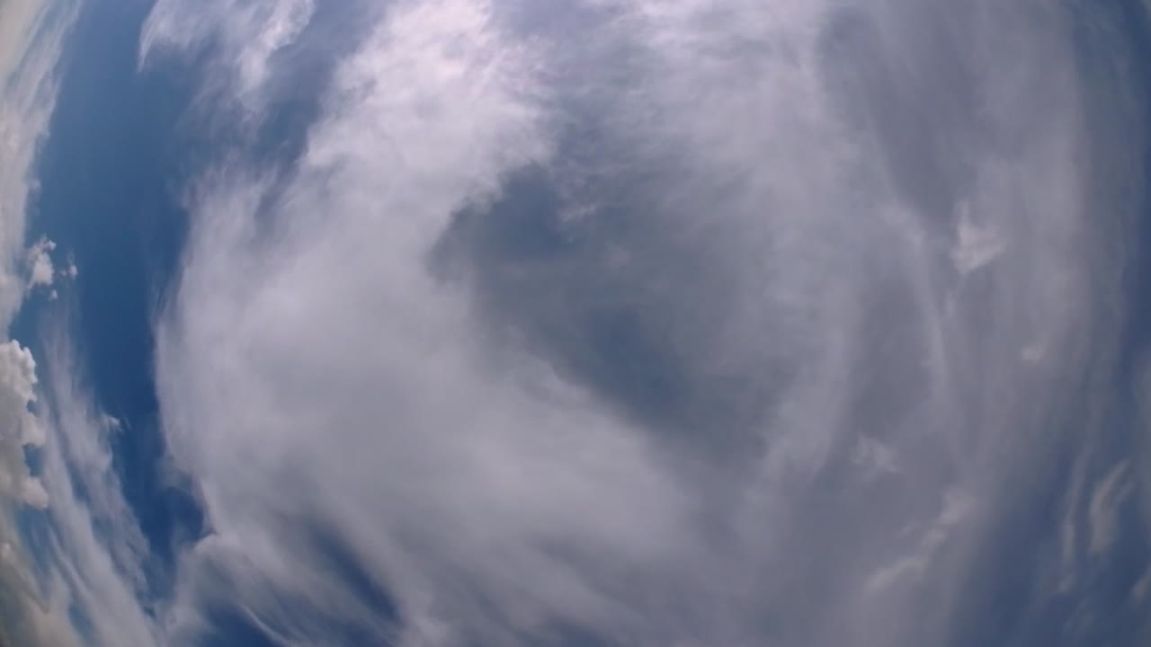 cielo azul y capa de nubes moviéndose en una hermosa tarde soleada