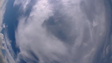 cielo azul y capa de nubes moviéndose en una hermosa tarde soleada