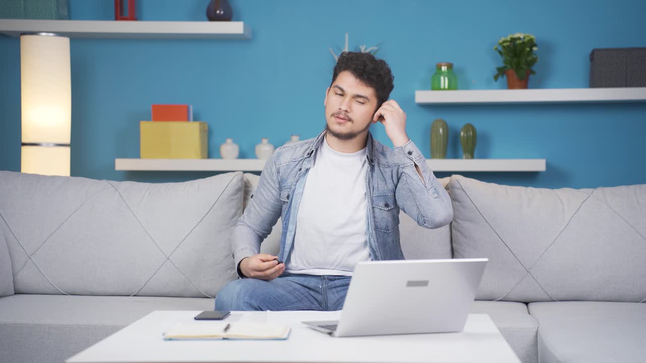 헤드폰으로 음악을 듣는 행복한 남자.