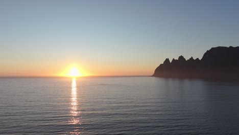 Espectacular-Puesta-De-Sol-Sobre-Las-Tranquilas-Aguas-Del-Mar-En-La-Isla-Senja,-Noruega