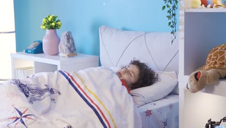 Un-Niño-Durmiendo-Dulcemente-En-Su-Cama.