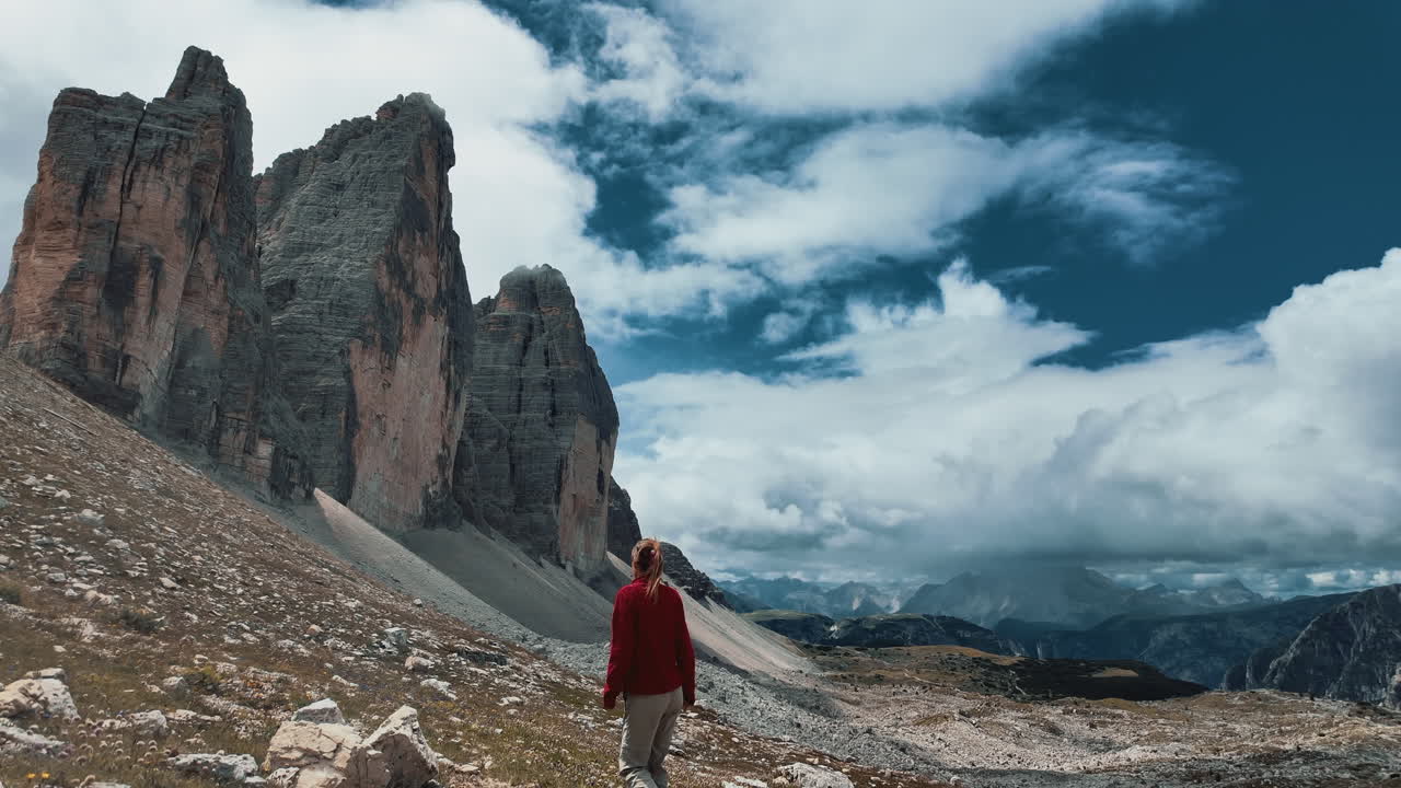 Donna che fa escursionismo alle Tre Cime di Lavaredo nelle Dolomiti