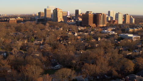 Luftaufnahmen-Fliegen-Bei-Sonnenuntergang-Von-Der-Skyline-Der-Stadt-Und-Den-Häusern-In-Clayton,-Missouri-Weg