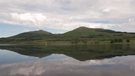 Colinas-Verdes-Con-Un-Lago-Tranquilo-Al-Frente