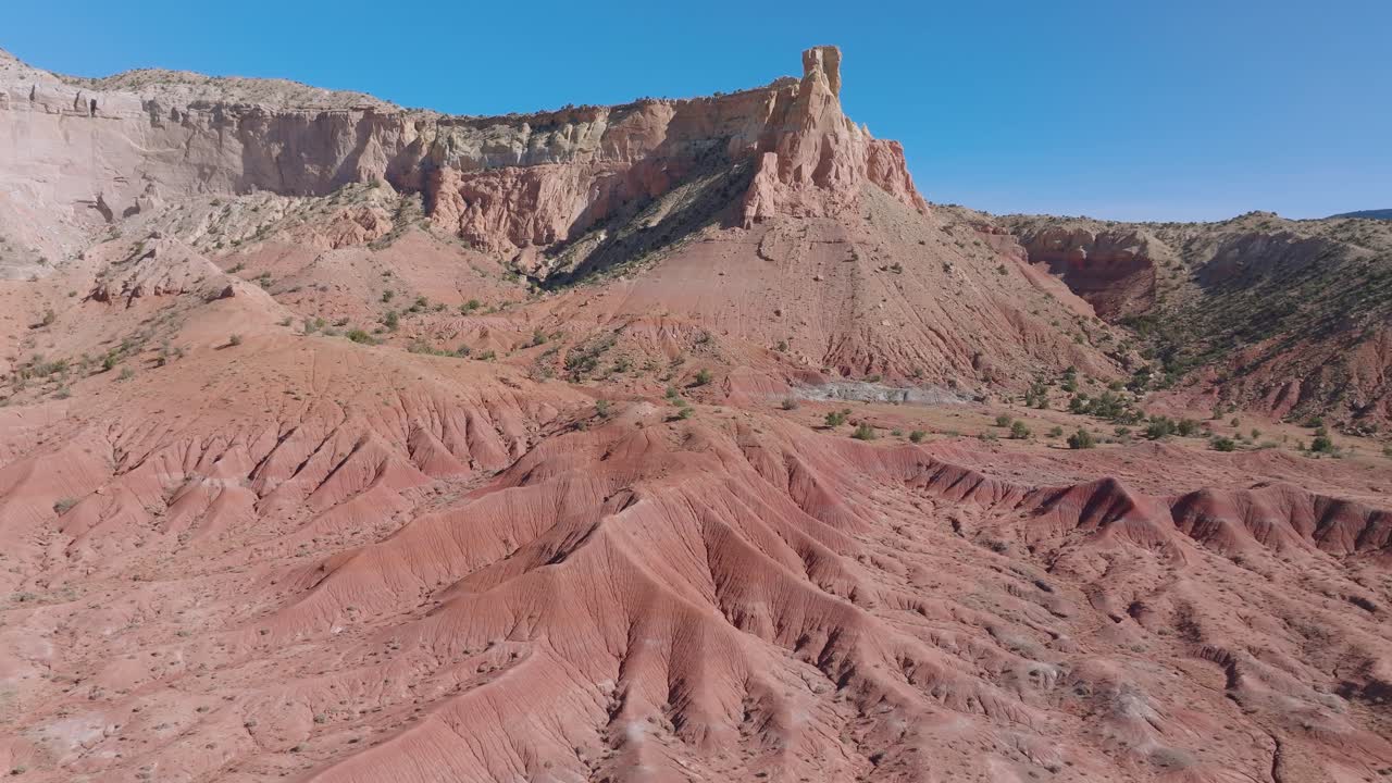 Vasto paesaggio desertico del Nuovo Messico con scogliere rosse sotto un cielo blu limpido