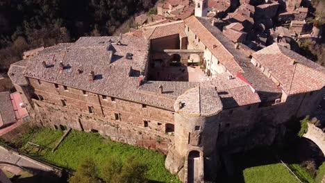 fortaleza de sorano vista desde arriba, sorano es un pueblo italiano ubicado en la toscana