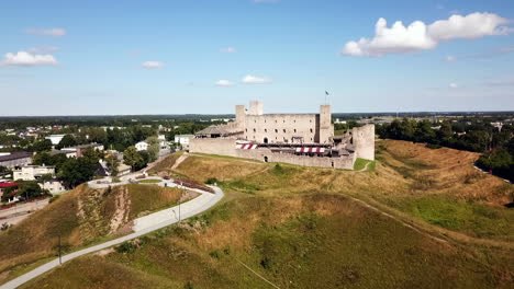 castillo de rakvere en el nuevo centro de atracciones de rakvere, rakvere vallimägi, estonia