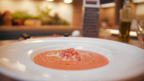 gazpacho en un plato blanco