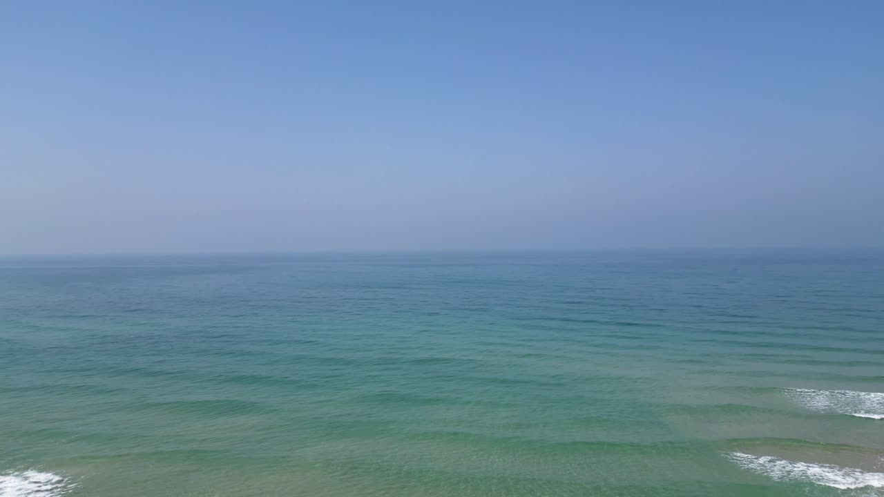 바트 얌 이스라엘이 몇 개 있는 빈 해변의 4k 분리된 상단 조감도