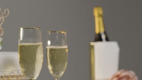 pastel de boda con vasos de champán contra el fondo gris del estudio en la recepción de la boda 3
