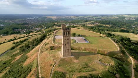 imágenes de drone ariel castle hill es un monumento antiguo en almondbury con vistas a huddersfield en el distrito metropolitano de kirklees, west yorkshire
