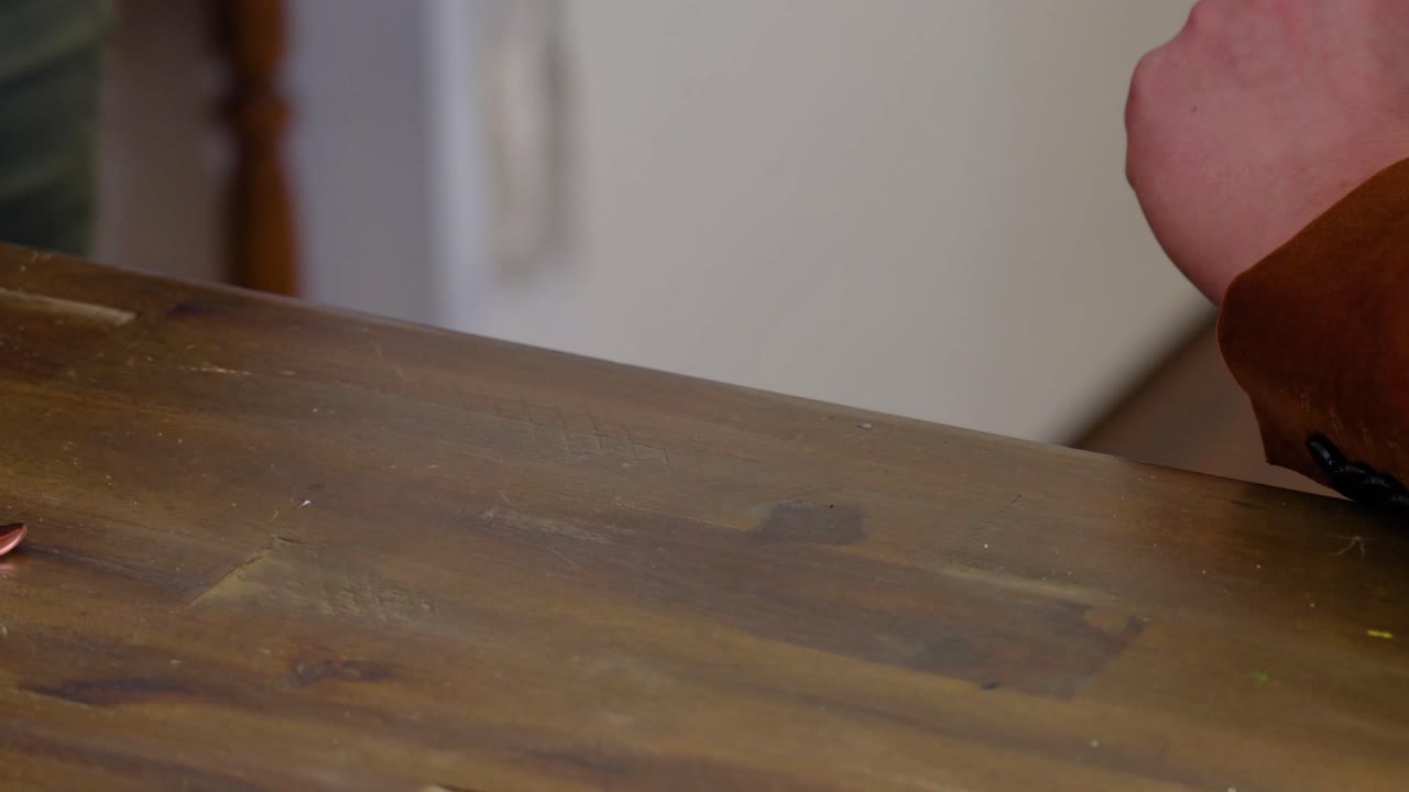 mano en guante de goma azul quita de la mesa un plato con una rebanada de pastel de caramelo de plátano