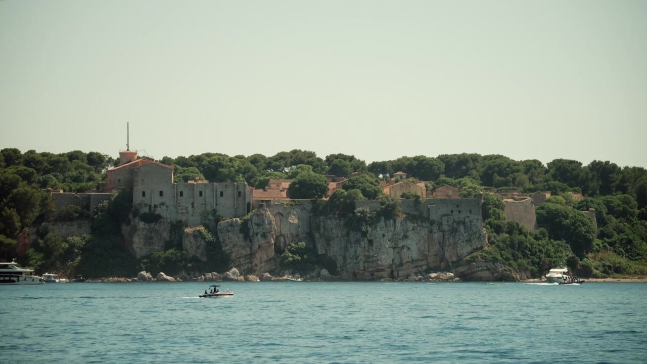 Fortezza Fort Royal sull'isola di Santa Margherita, Isole di Lérins, con barca e Mar Mediterraneo. Destinazione Costa Azzurra.