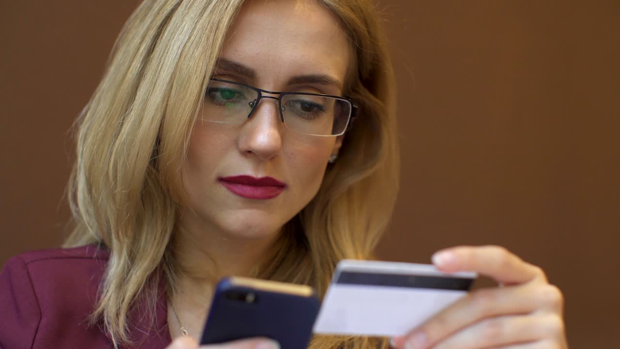 compras en línea. la mano de la mujer sosteniendo una tarjeta de crédito de oro y compras en internet. pantalla verde, llave de croma
