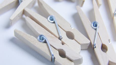 vista de cerca de un fondo de textura de mini pinzas de ropa de madera giratoria