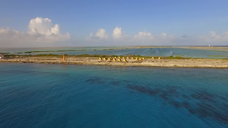 los monumentos y chozas de esclavos de bonaire