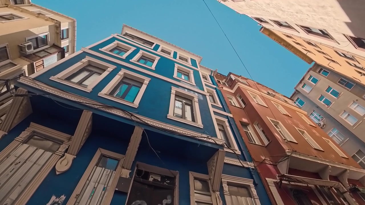 Vista en ángulo bajo de edificios históricos coloridos en Estambul