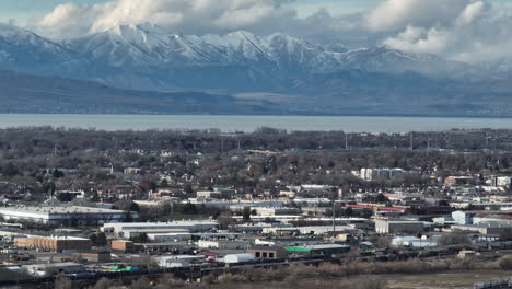 Drone-Aéreo-Provo-Y-Lago-Utah-Con-Cordillera