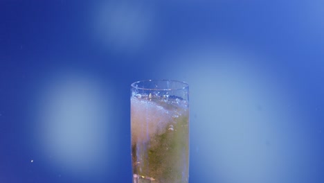 cubos de hielo caen en una bebida energética