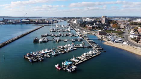 Un-Puerto-Deportivo-De-Barcos-Filmado-Por-Drones