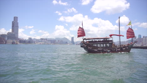 barco de estilo antiguo en el día del puerto de hong kong