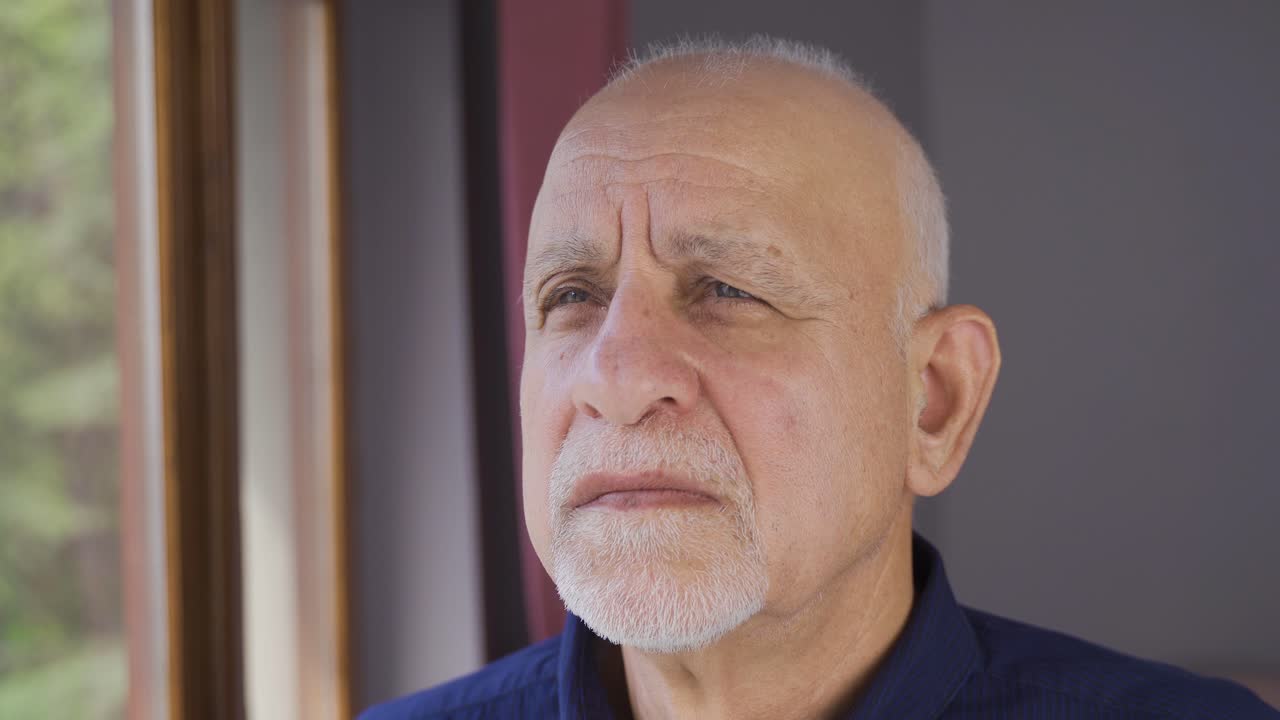 창문 밖을 바라보는 노인.